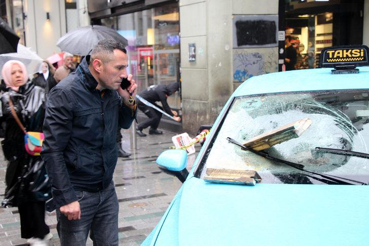 İstiklal Caddesi'nde korkunç olay! Taksiye ok gibi saplandı G4