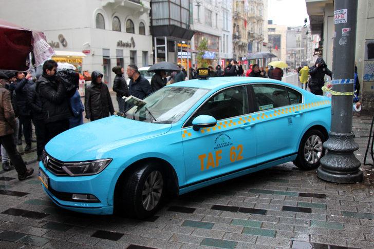 İstiklal Caddesi'nde korkunç olay! Taksiye ok gibi saplandı G5