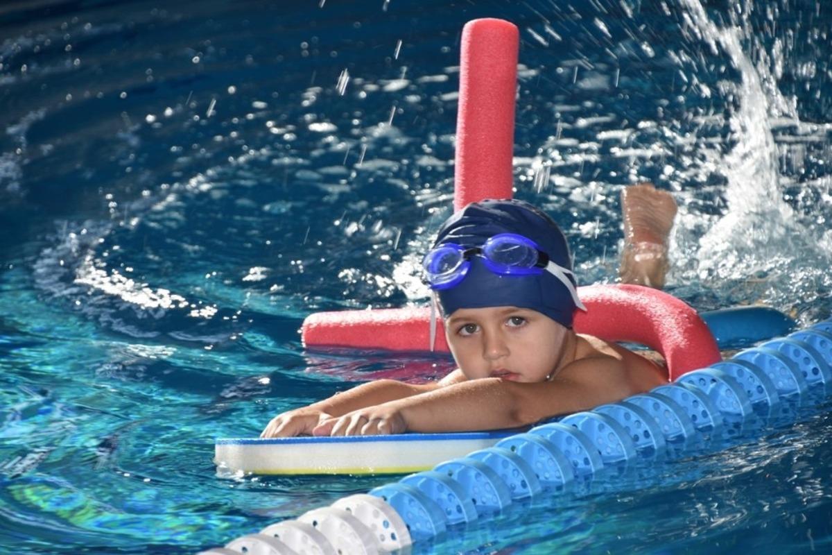 Yarı olimpik kapalı y&uuml;zme havuzu her mevsim hizmet veriyor