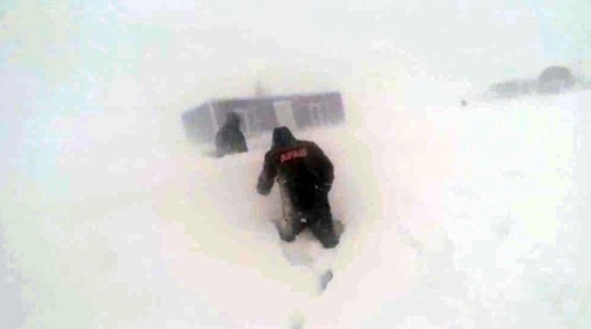 Niğde&rsquo;de kar nedeniyle mahsur kalan iş&ccedil;i kurtarıldı