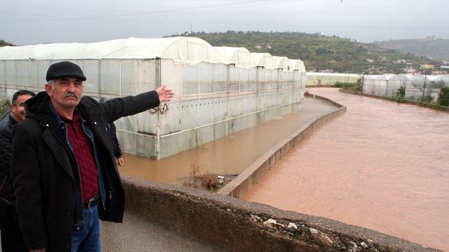 Mersin'de yaşamı felç eden kuvvetli yağış, 2 can aldı (7)