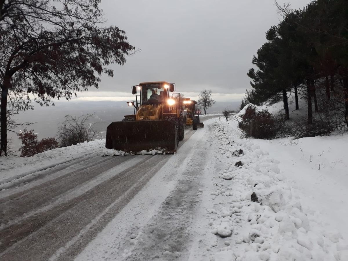 Manisa&rsquo;da karla m&uuml;cadeleye devam ediliyor