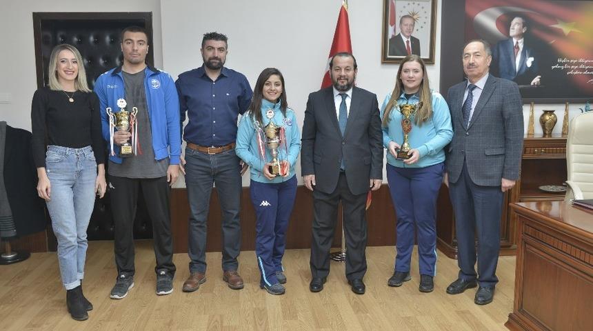 KM&Uuml; basketbol ve voleybol takımlarından iki kupa