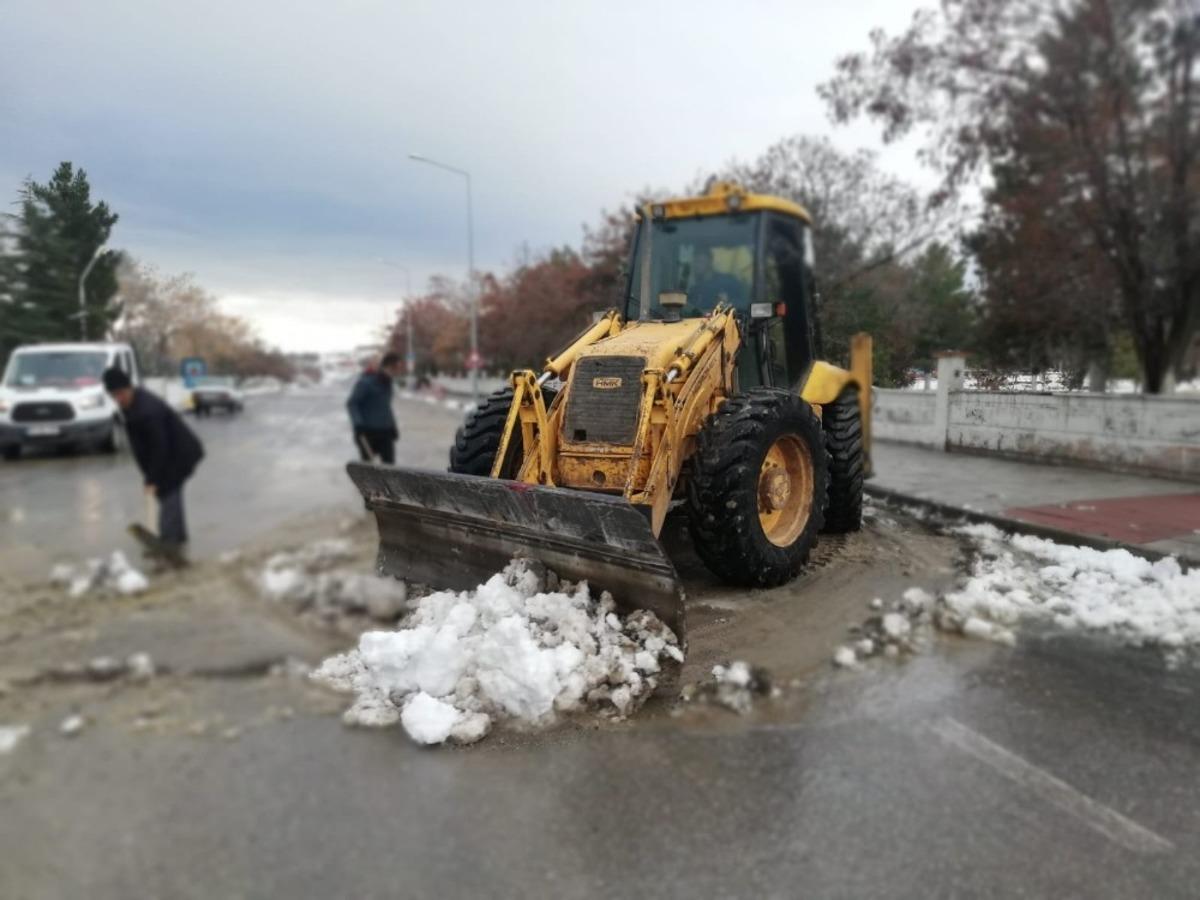 Arguvan il&ccedil;e merkezi kardan temizlendi