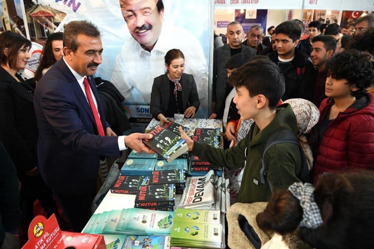 Soner &Ccedil;etin, gen&ccedil;lere "Nutuk" hediye etti