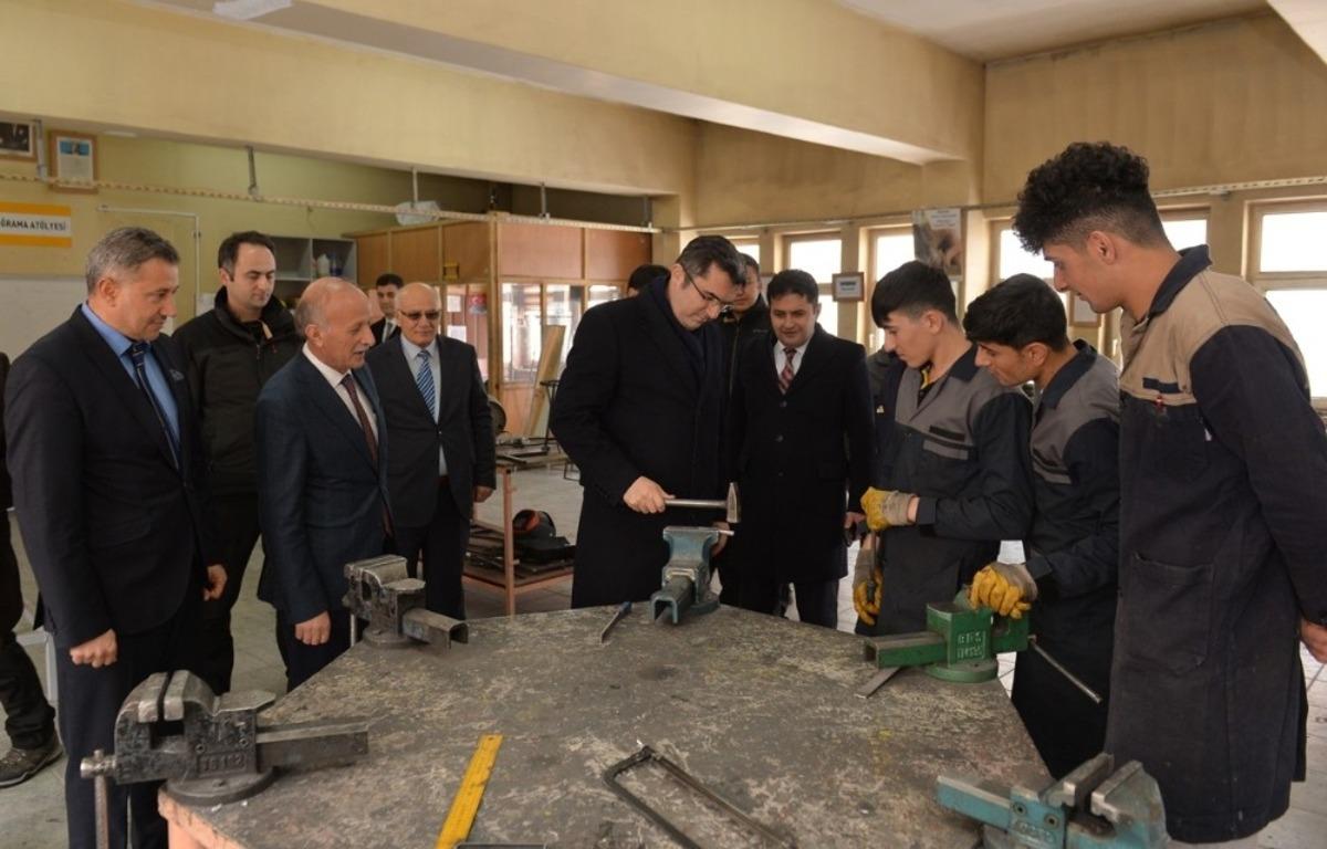 Vali Memiş, g&ouml;rme engelli &ccedil;ocukları okullarında ziyaret etti, birlikte şarkı s&ouml;yledi