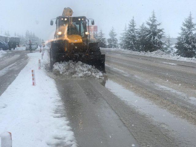 Seyitgazi yolunda kar temizleme çalışmaları