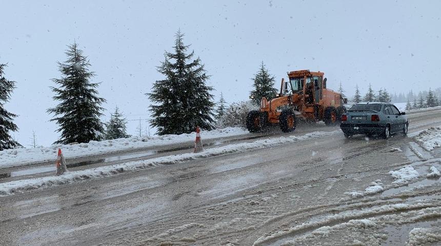 Seyitgazi yolunda kar temizleme &ccedil;alışmaları