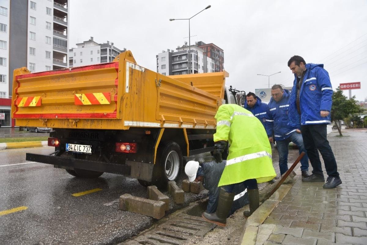 MESKİ ekipleri, su tahliye &ccedil;alışmalarını aralıksız s&uuml;rd&uuml;r&uuml;yor