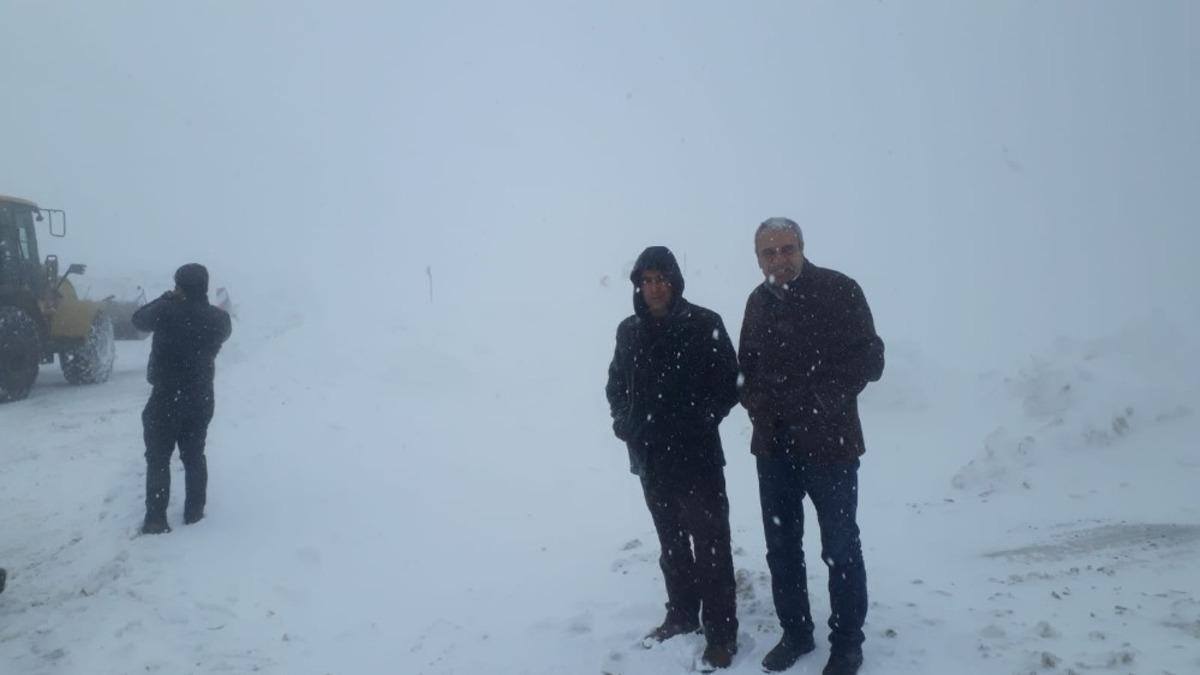 Kara saplanan okul servisinin yardımına karla m&uuml;cadele ekipleri yetişti