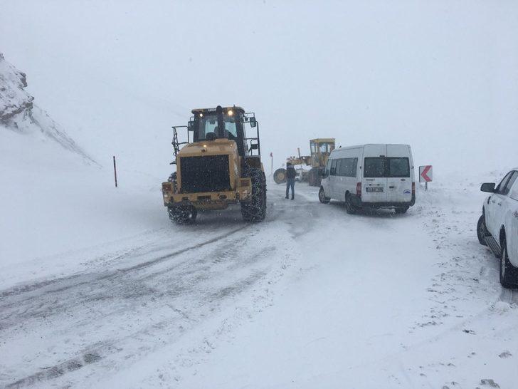 Kara saplanan okul servisinin yardımına karla mücadele ekipleri yetişti G2