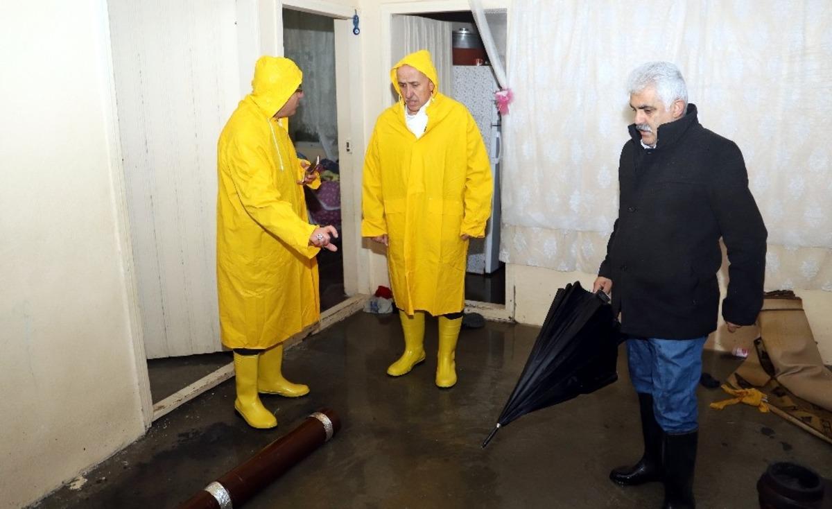 G&uuml;ltak, yağmurun etkilediği mahallelerde &ccedil;alışmaları yerinde inceledi