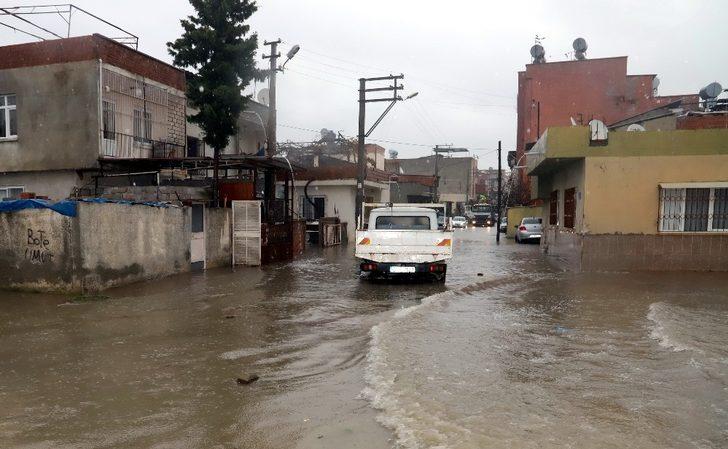 Gültak, yağmurun etkilediği mahallelerde çalışmaları yerinde inceledi G3