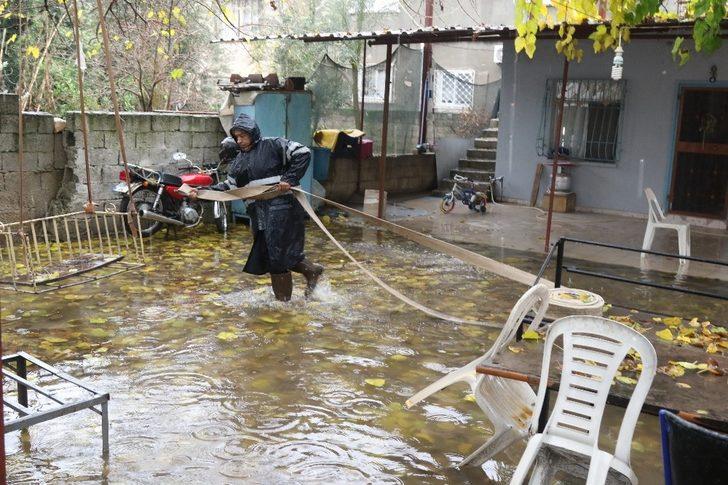 Gültak, yağmurun etkilediği mahallelerde çalışmaları yerinde inceledi G4