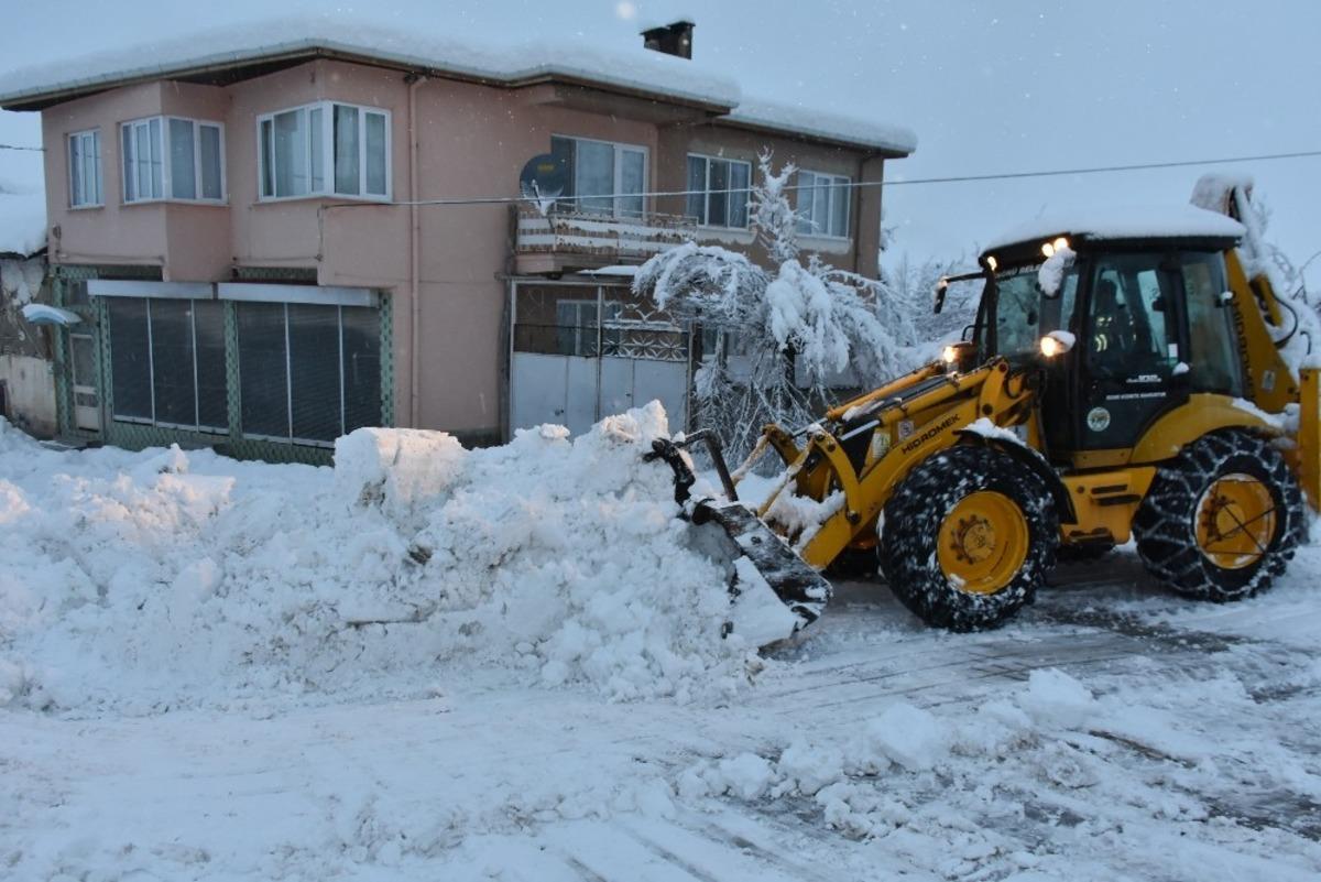 İn&ouml;n&uuml;&rsquo;de karla m&uuml;cadele &ccedil;alışmaları aralıksız devam ediyor