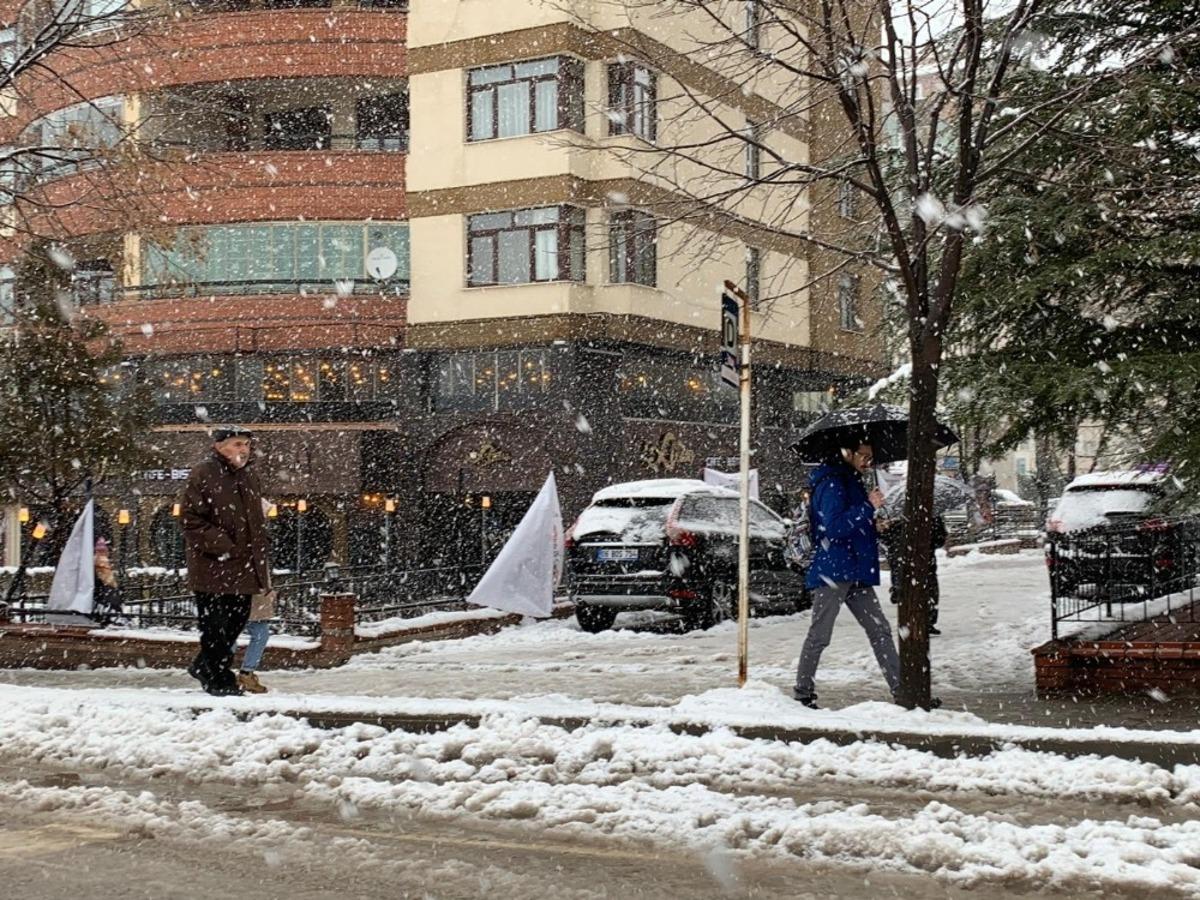 Eskişehir&rsquo;de kar yağışı yeniden başladı