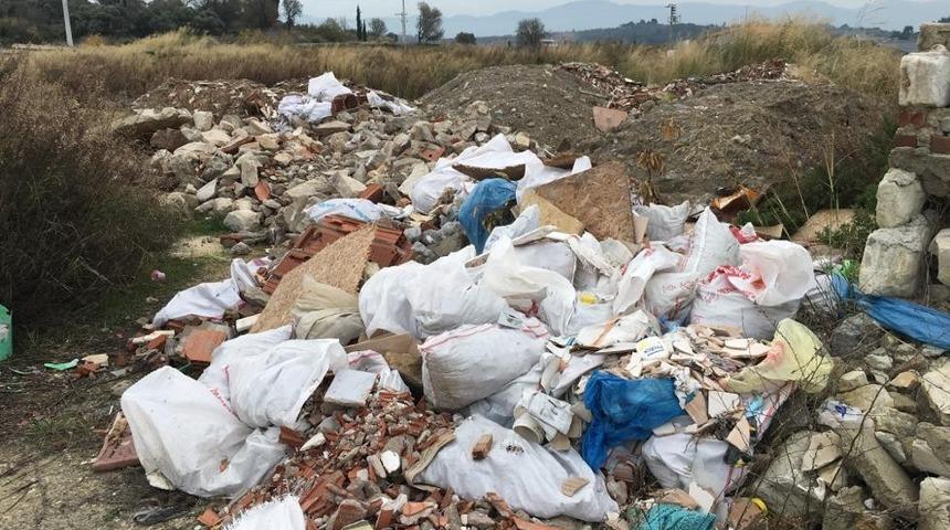 Kuşadası Belediyesi &ccedil;evreyi kirletenlere karşı dedektif gibi &ccedil;alışıyor