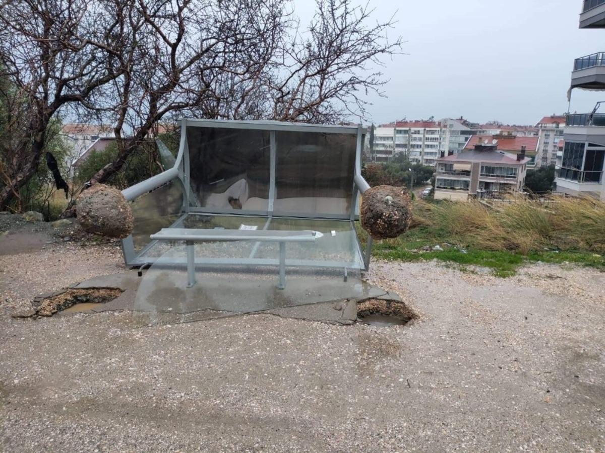 Erdek&rsquo;te fırtına ağa&ccedil;ları kırdı, otob&uuml;s duraklarını devirdi