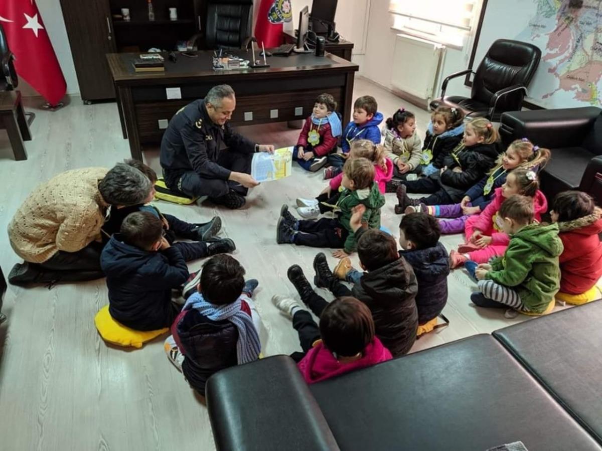 Polis m&uuml;d&uuml;r&uuml;nden alkışlanacak hareket