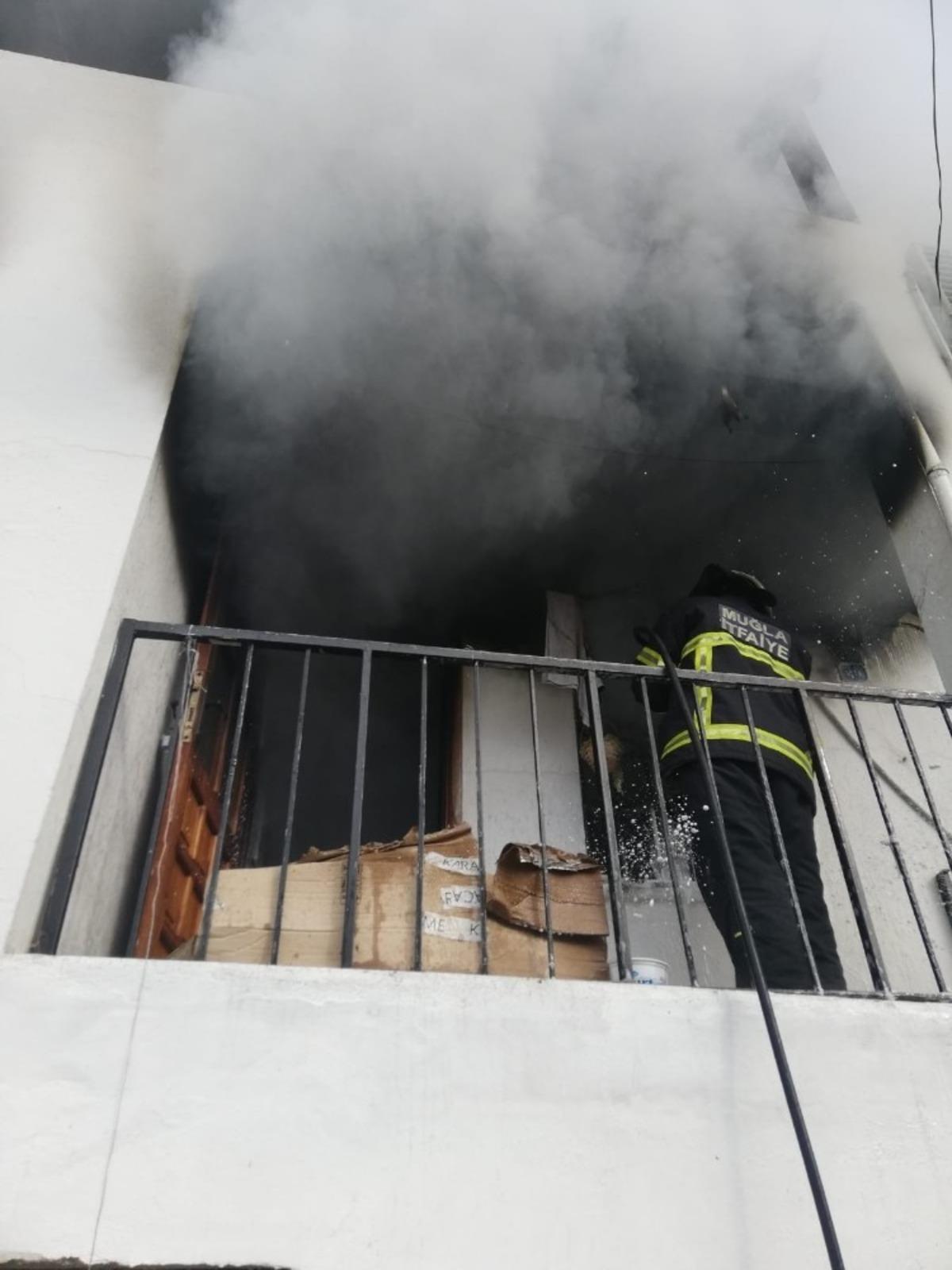 Elektrikli battaniye evi yaktı