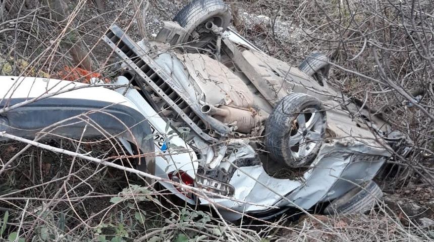 Virajı alamayan otomobil şarampole yuvarlandı