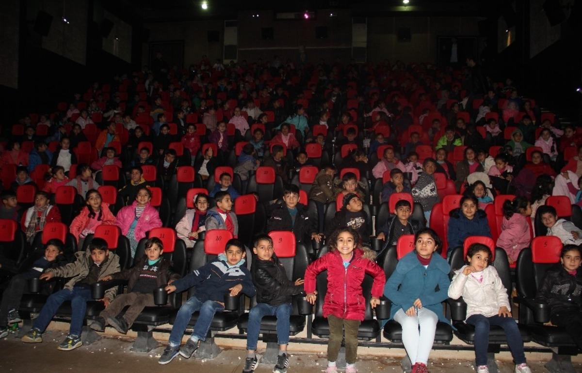 &Ouml;ğrenciler Rafadan Tayfa&rsquo;yı ilgiyle izledi