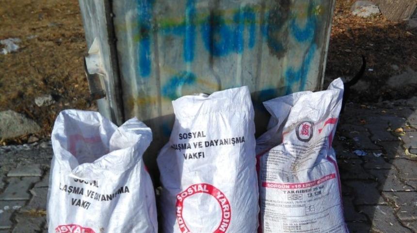 Yardım k&ouml;m&uuml;rlerini &ccedil;&ouml;pe atıldı