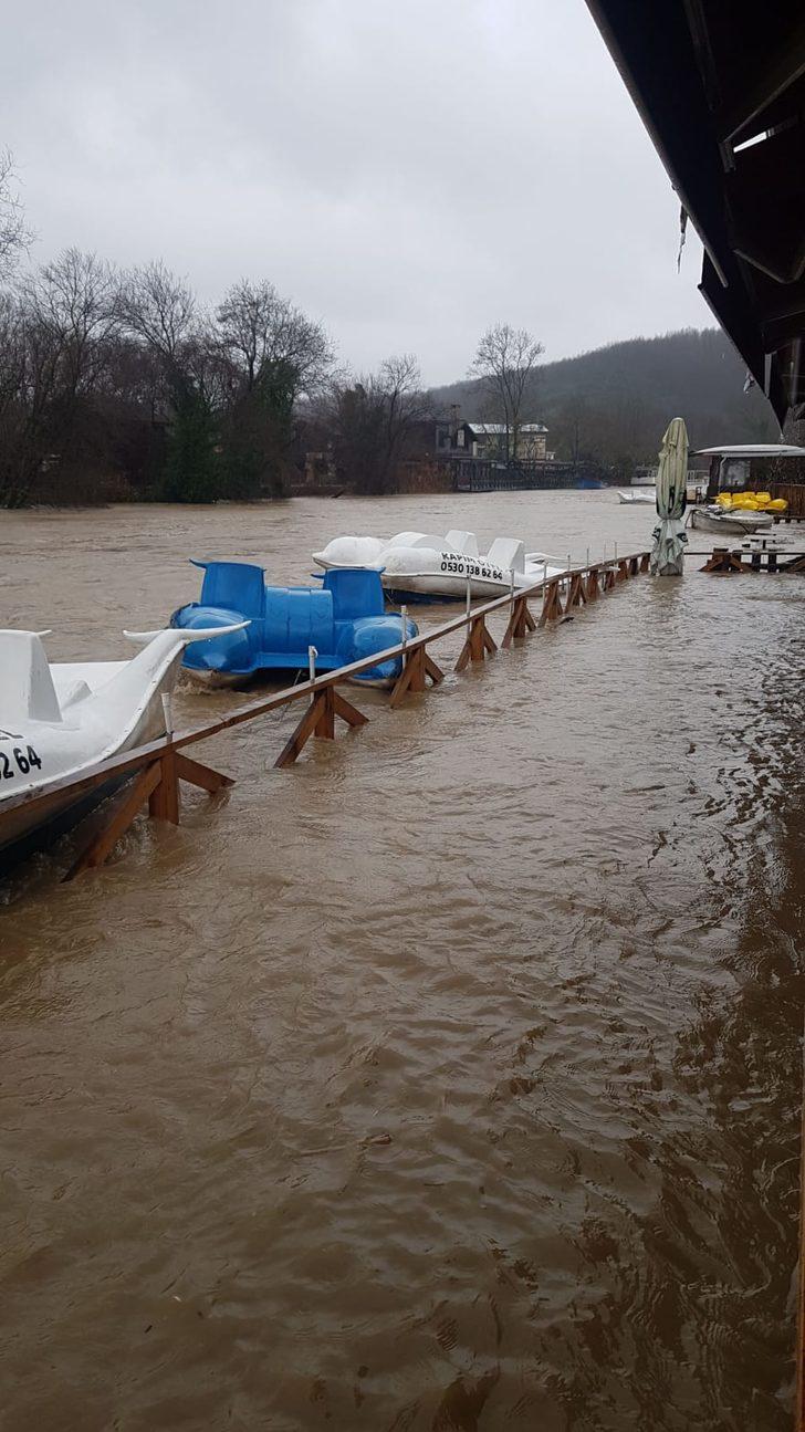 Şile�de dere yükseldi, otel ve çay bahçelerini su bastı Son Dakika