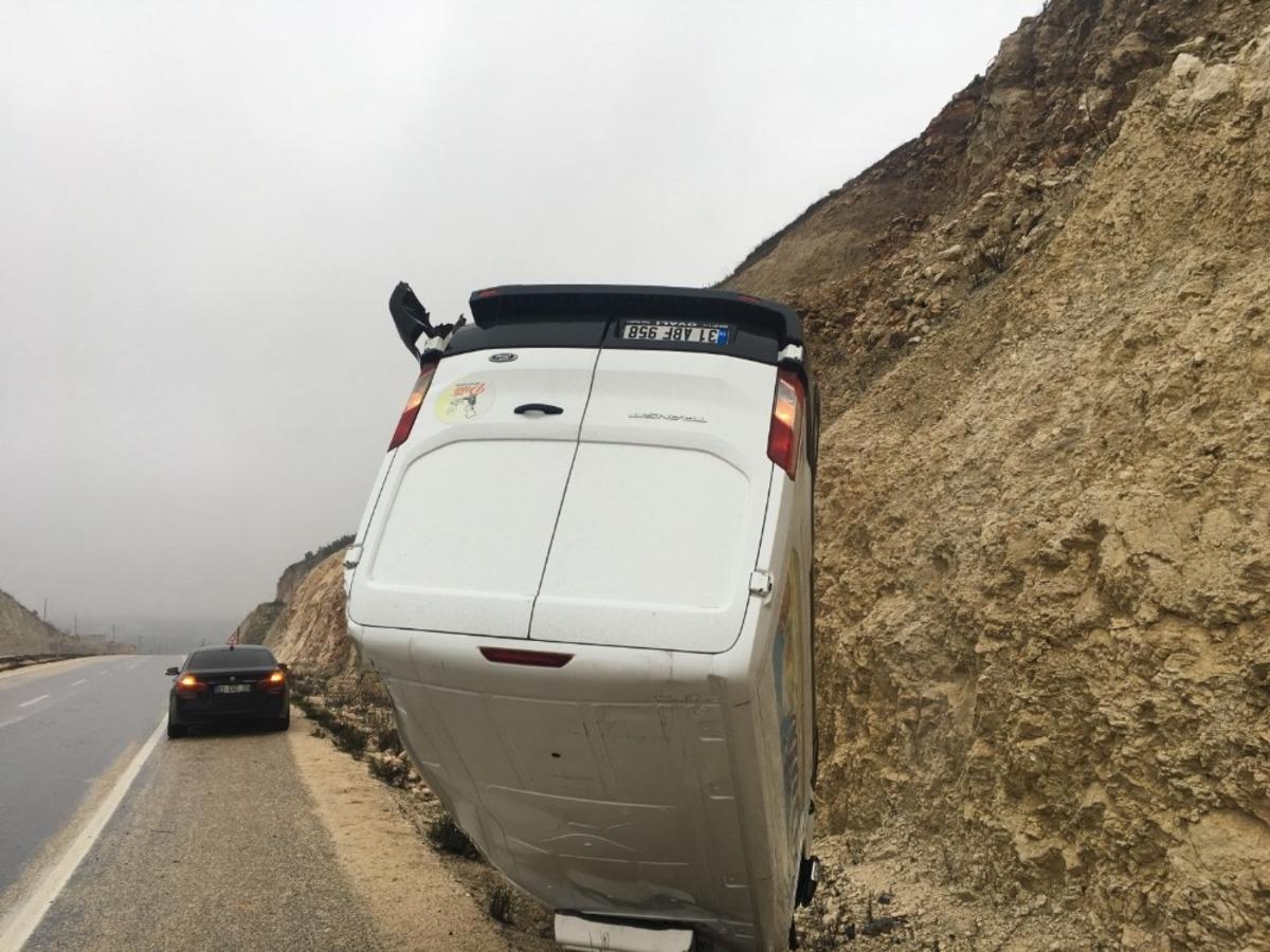 Hatay&rsquo;da kamyonet devrildi: 1 yaralı