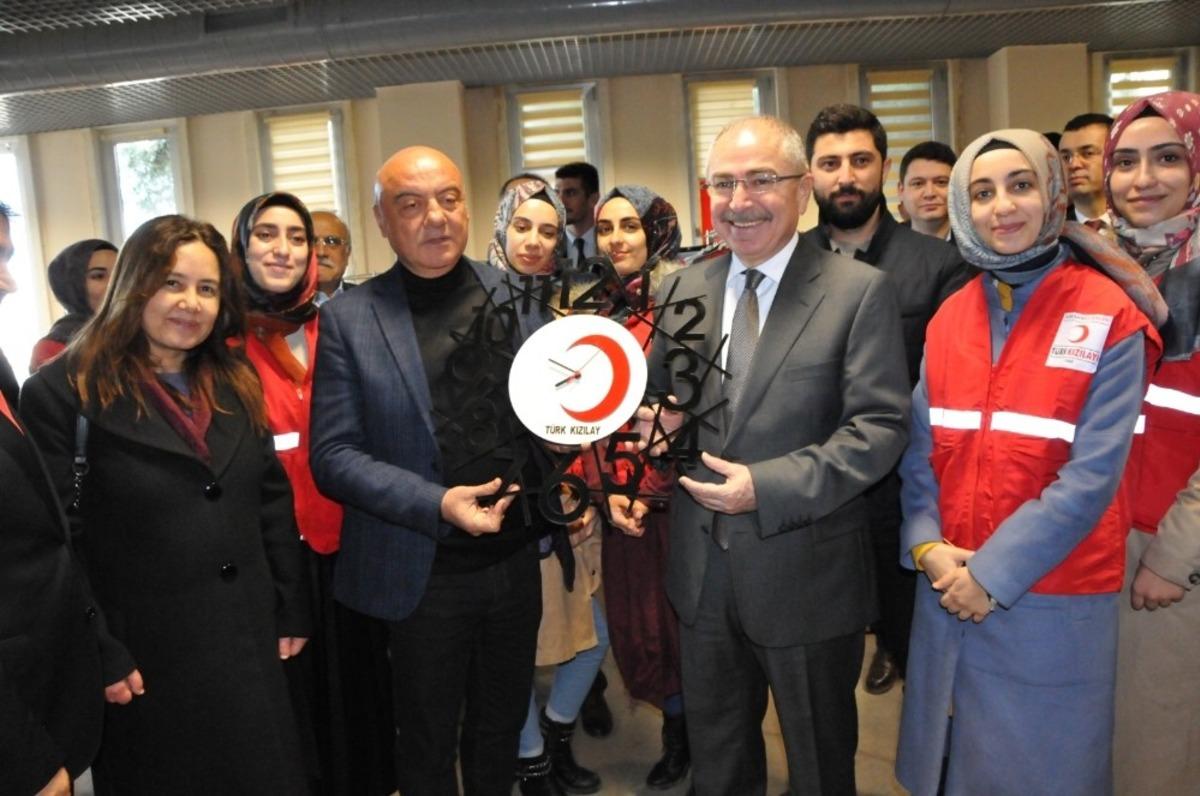 MA&Uuml;&rsquo;de &uuml;cretsiz giyim mağazası a&ccedil;ıldı