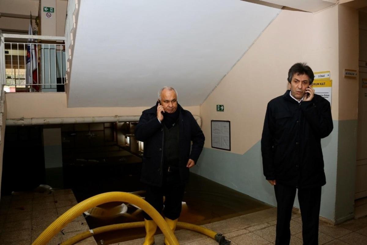 Tatil edilen okulu su bastı, tatil bir g&uuml;n daha uzatıldı