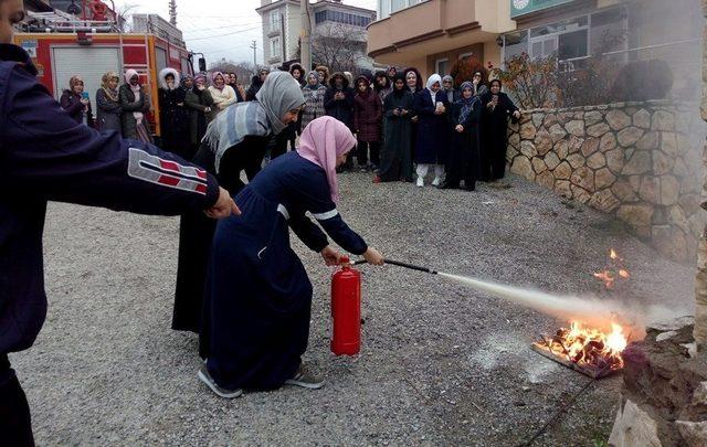 Öğrenciler yangın söndürmeyi öğrendi