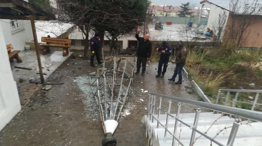 Şiddetli r&uuml;zgar minarenin k&uuml;lahını u&ccedil;urdu