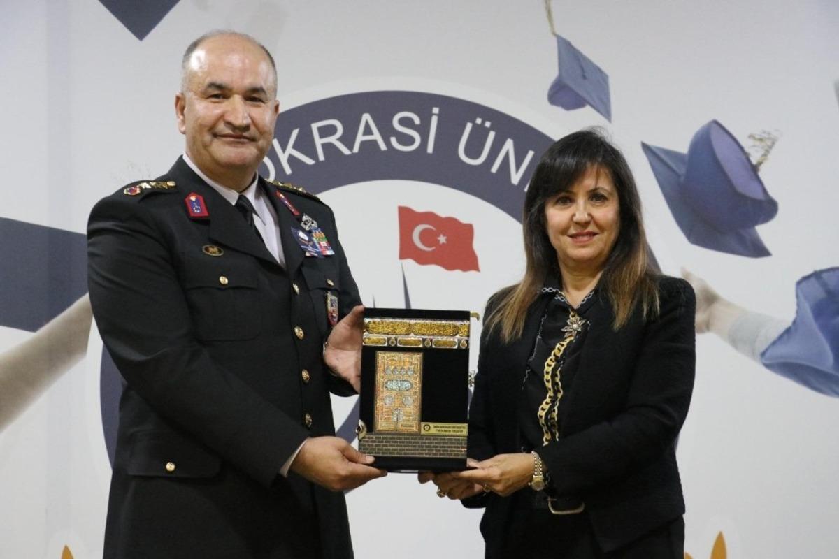 İzmir Demokrasi &Uuml;niversitesi şehit Fethi Sekin ve Musa Can&rsquo;ı unutmadı