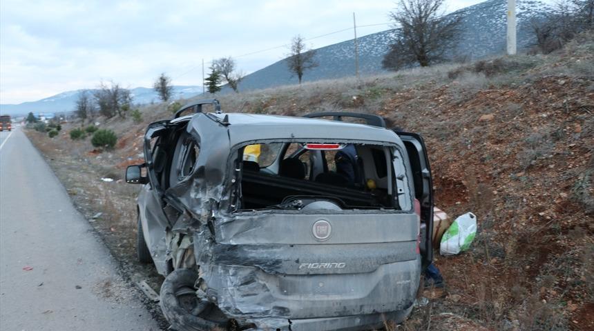 Denizli'de otomobille hafif ticari ara&ccedil; &ccedil;arpıştı: 1 &ouml;l&uuml;, 3 yaralı