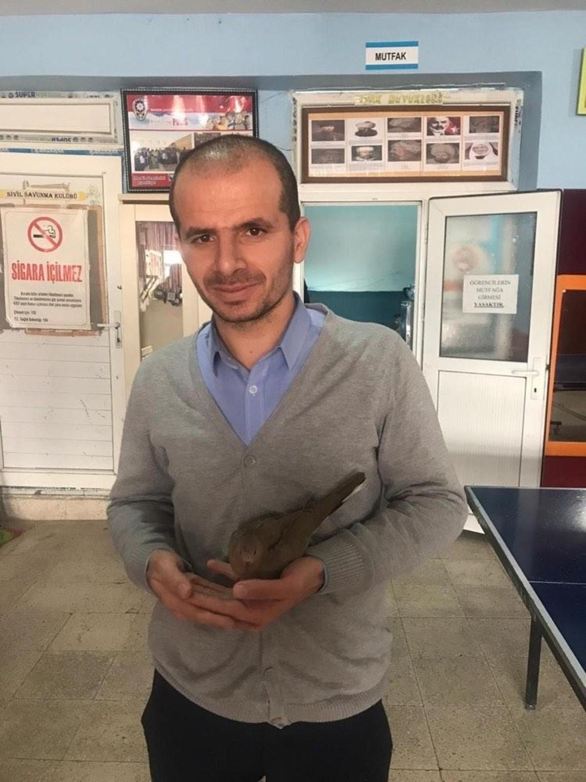 Okul m&uuml;d&uuml;r&uuml; kanadı kırılan kumruyu tedavi ettirip sahiplendi