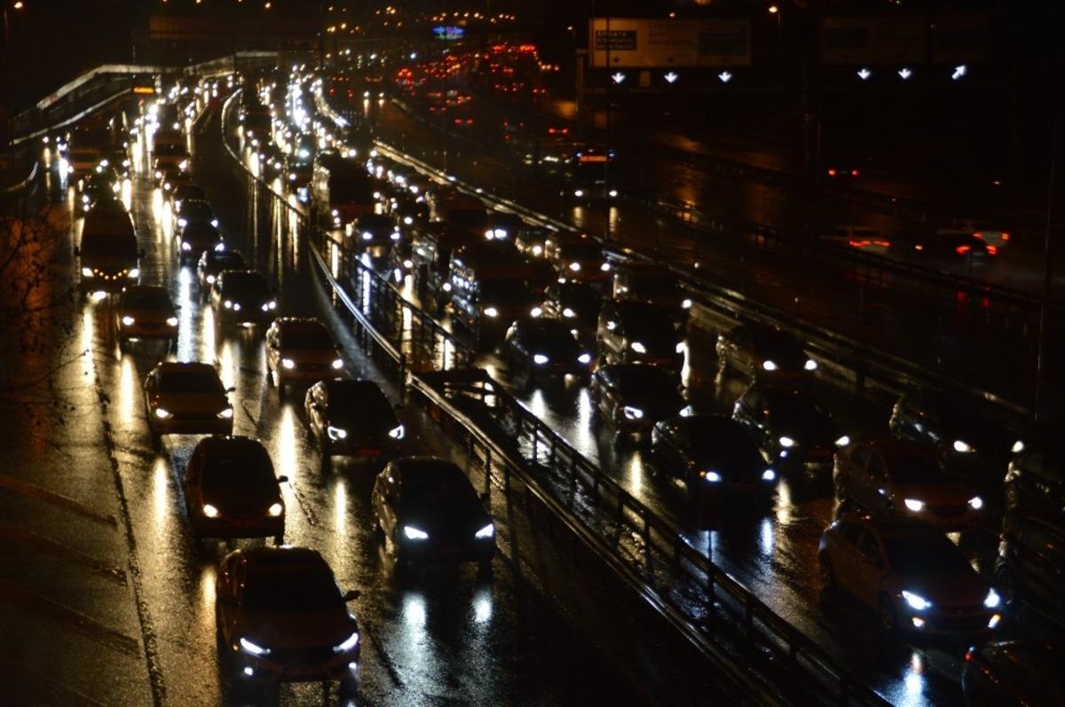 İstanbul&rsquo;da trafik durma noktasına geldi! Yoğunluk y&uuml;zde 80 oldu
