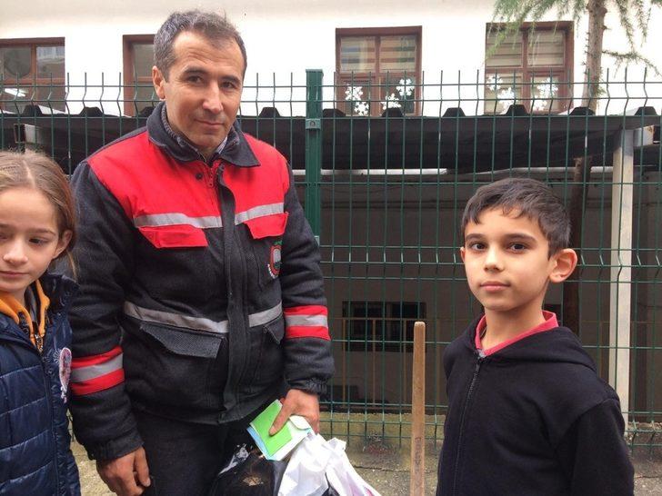 Sokakta bulduğu çantayı sahibine ulaştıran temizlik görevlisi öğrencilere rol model oldu G1