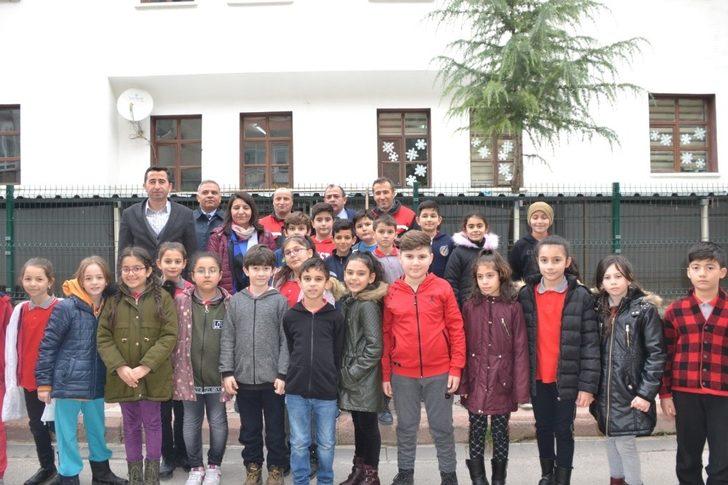 Sokakta bulduğu çantayı sahibine ulaştıran temizlik görevlisi öğrencilere rol model oldu G2