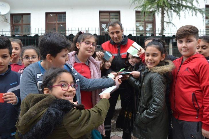 Sokakta bulduğu çantayı sahibine ulaştıran temizlik görevlisi öğrencilere rol model oldu G3