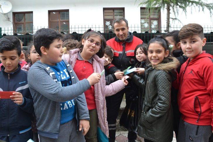 Sokakta bulduğu çantayı sahibine ulaştıran temizlik görevlisi öğrencilere rol model oldu G4