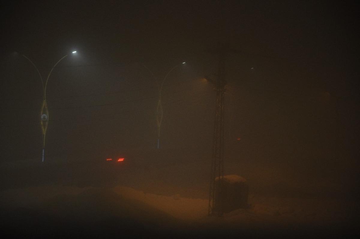 G&ouml;z g&ouml;z&uuml; g&ouml;rmedi! Hakkari'de g&ouml;r&uuml;ş mesafesi 5 metreye kadar d&uuml;şt&uuml;!