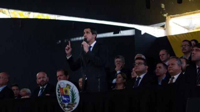 Venezuela'da paralel seçimle başkan seçilen Juan Guaido parlamanetoda yemin etti