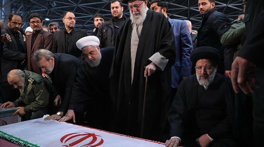 S&uuml;leymani'nin cenazesi saldırının ardından toprağa verildi! İran'dan ABD'ye mesaj!