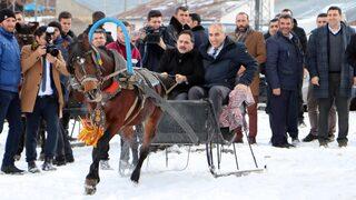 'Hababam Sınıfı Tatilde' filmi gerçek oldu! Belediye başkanı ve müdür bindikleri atlı kızağı durduramadı