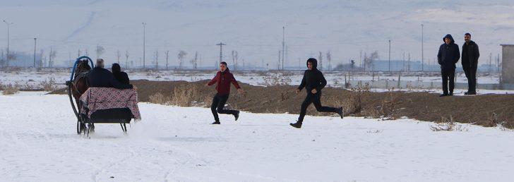 'Hababam Sınıfı Tatilde' filmi gerçek oldu! Belediye başkanı ve müdür bindikleri atlı kızağı durduramadı G4