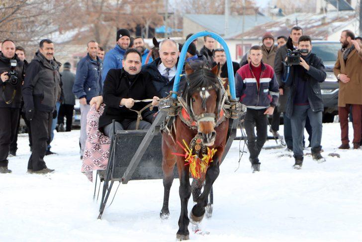 'Hababam Sınıfı Tatilde' filmi gerçek oldu! Belediye başkanı ve müdür bindikleri atlı kızağı durduramadı G1