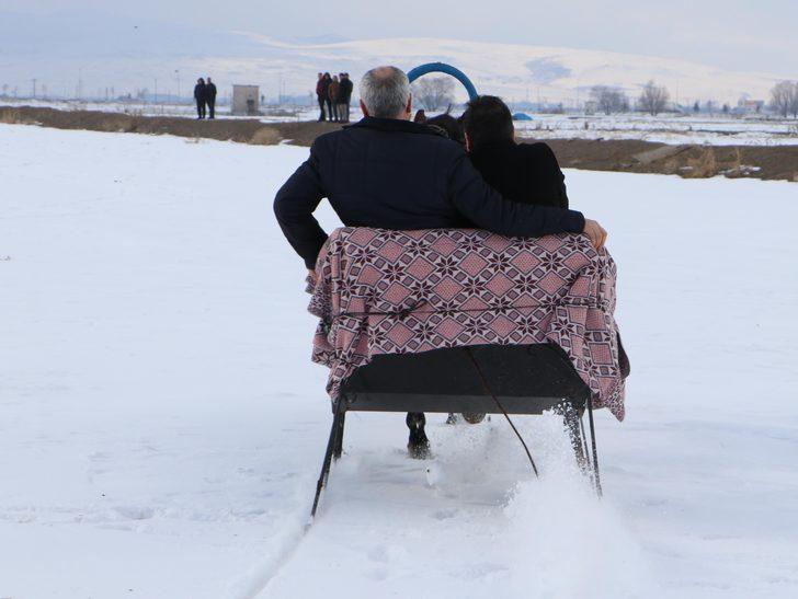 'Hababam Sınıfı Tatilde' filmi gerçek oldu! Belediye başkanı ve müdür bindikleri atlı kızağı durduramadı G5