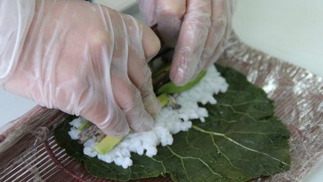 Hamsili suşiye talep yağıyor! Kara lahana ve hamsi birleştir ortaya bu lezzet çıktı