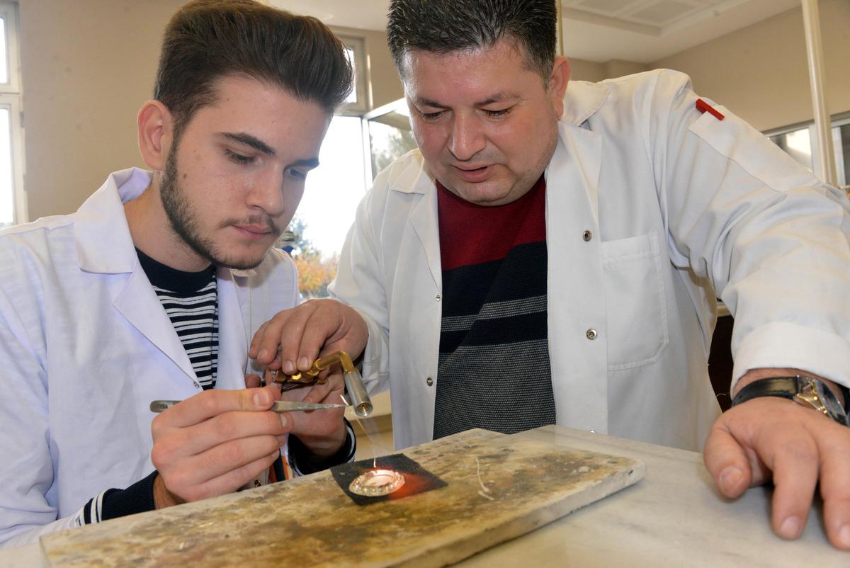 Bu b&ouml;l&uuml;m&uuml; bitiren 7 bin lira maaşla işe başlıyor